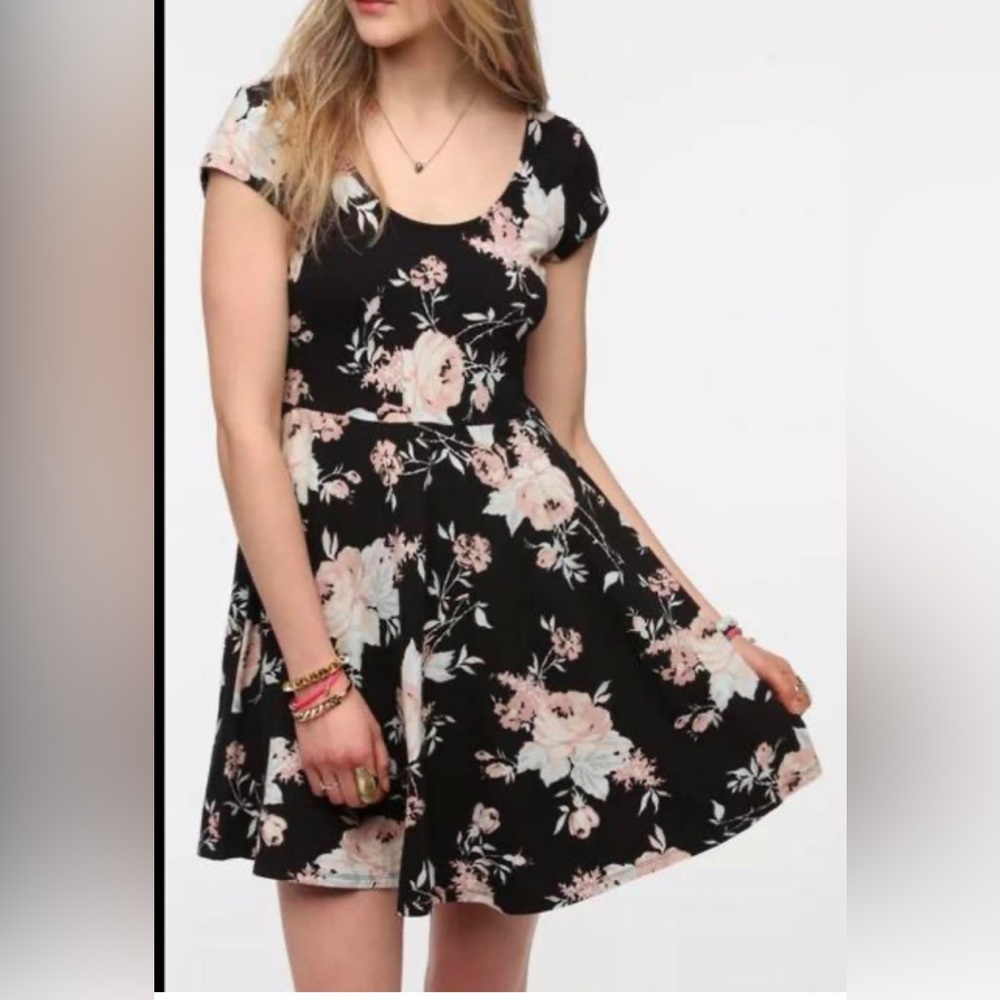 🌞 Bundle 3/$12 Aeropostale Navy and Pink Floral Mini Dress